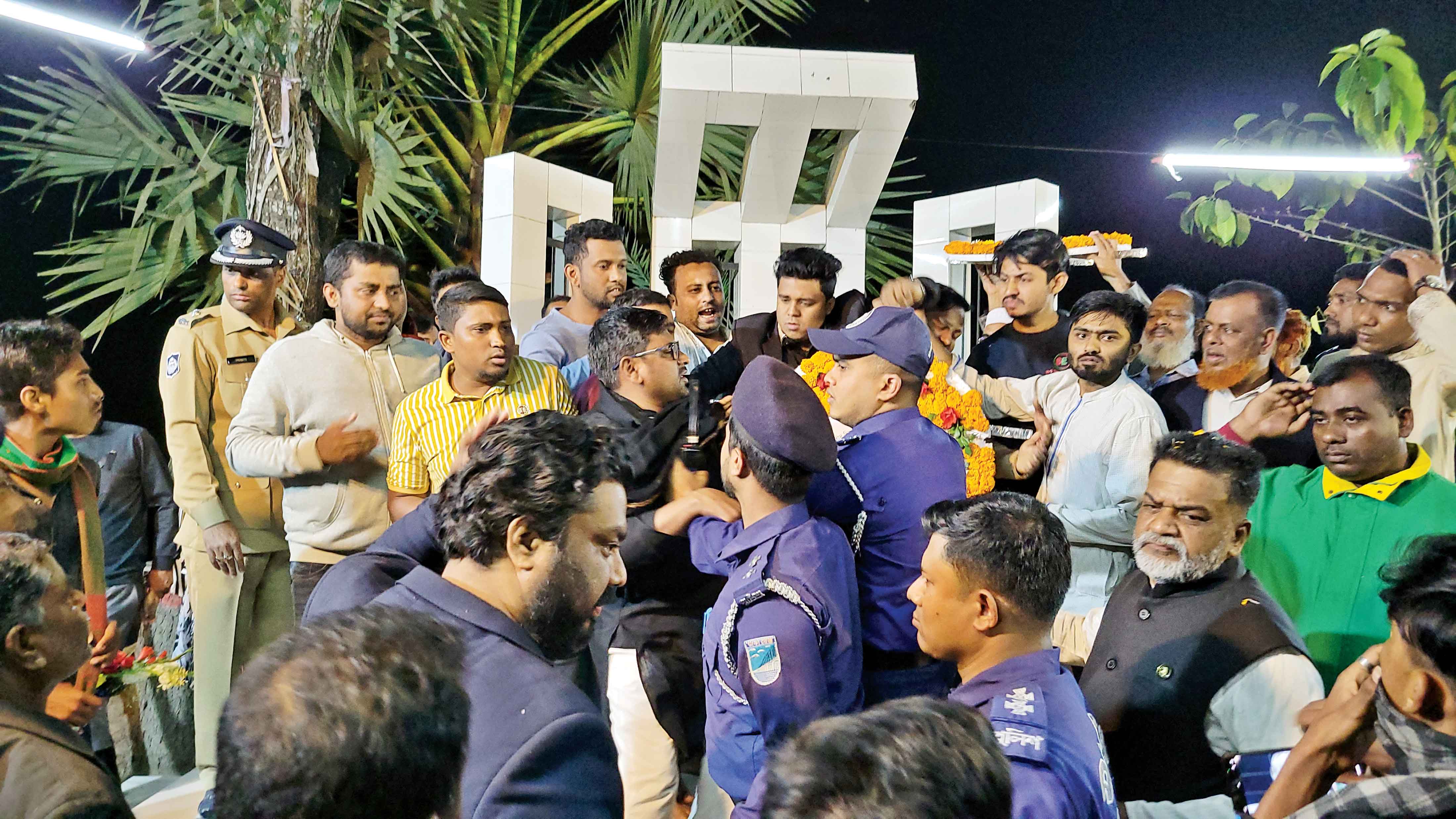 পাবিপ্রবি কর্মকর্তাদের দুই পক্ষের হাতাহাতি