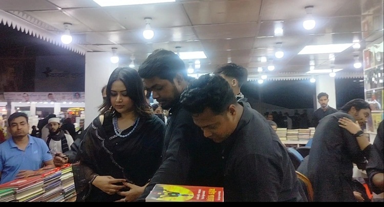 বইমেলায় মোশতাক-তিশার স্টলে অভিনেত্রী ভাবনা