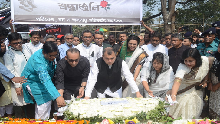 কেন্দ্রীয় শহীদ মিনারে পরিবেশমন্ত্রীর শ্রদ্ধাঞ্জলি অর্পণ