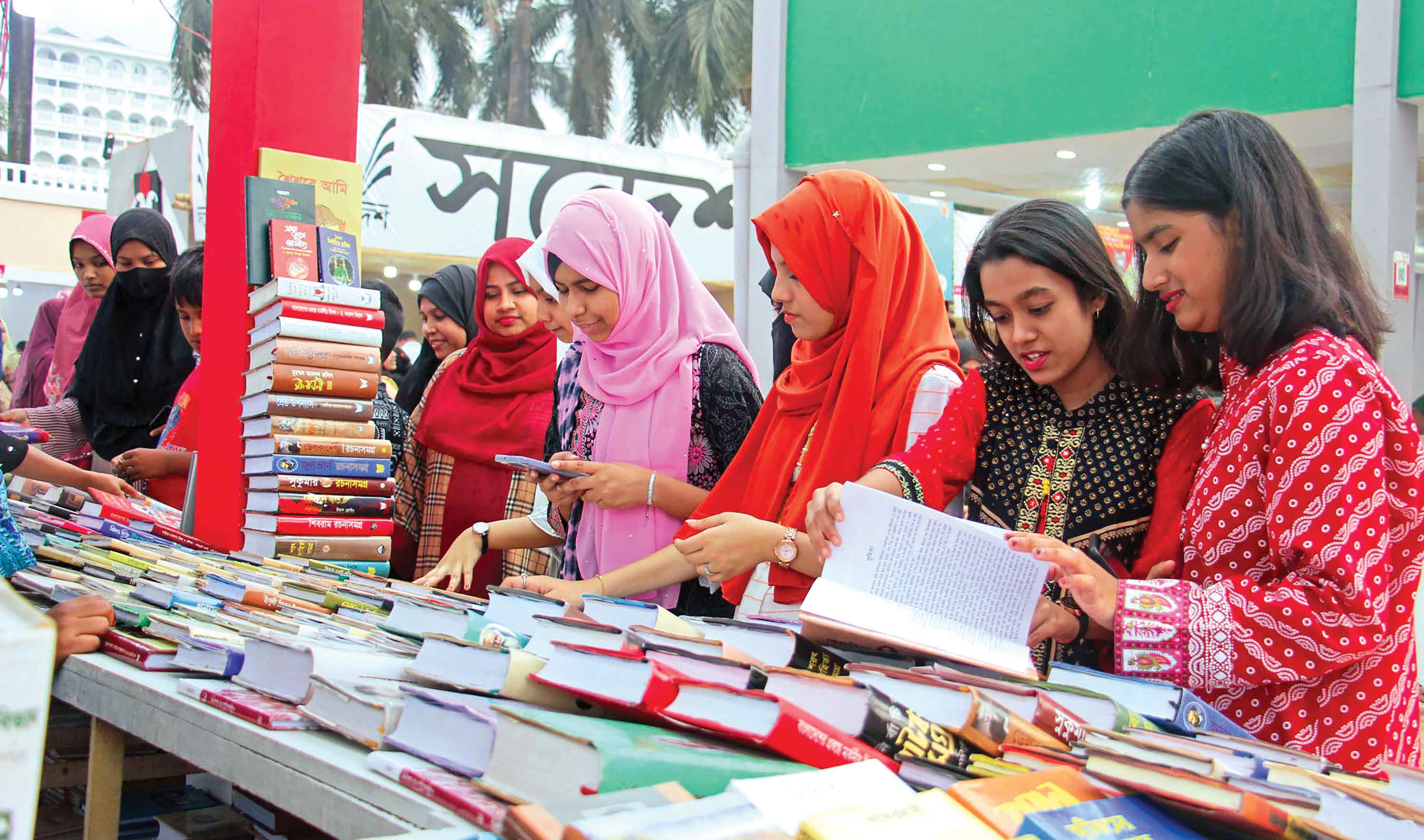 বৃষ্টির কবলে বইমেলা