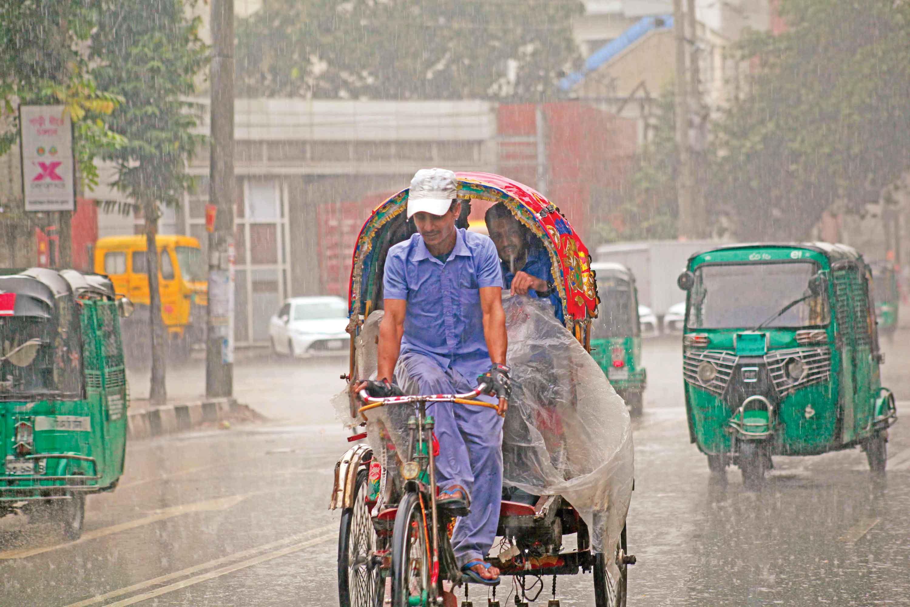 ঢাকায় হঠাৎ এক পশলা ঝুম বৃষ্টি