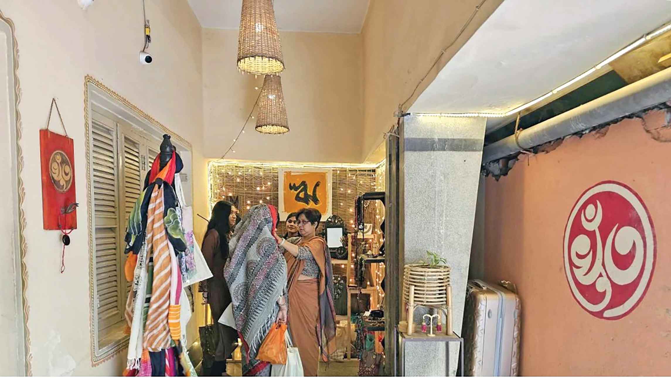 রাজধানীতে একই ছাদের নিচে দুই বাংলার পণ্য মেলা
