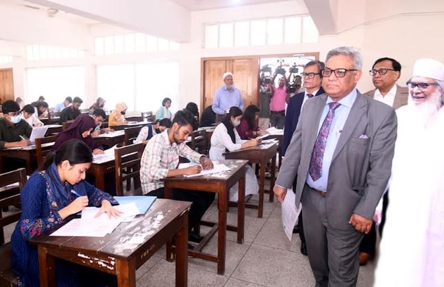 সুষ্ঠু ও শান্তিপূর্ণ পরিবেশে ঢাবির ‘ব্যবসায় শিক্ষা ইউনিট’-এর ভর্তি পরীক্ষা অনুষ্ঠিত