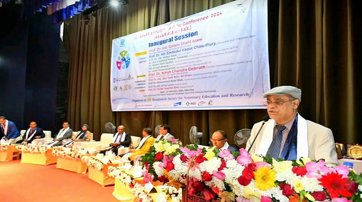 স্মার্ট গ্র্যাজুয়েট তৈরির পাশাপাশি স্মার্ট খামারি গড়ে তুলতে হবে: বাকৃবি উপাচার্য