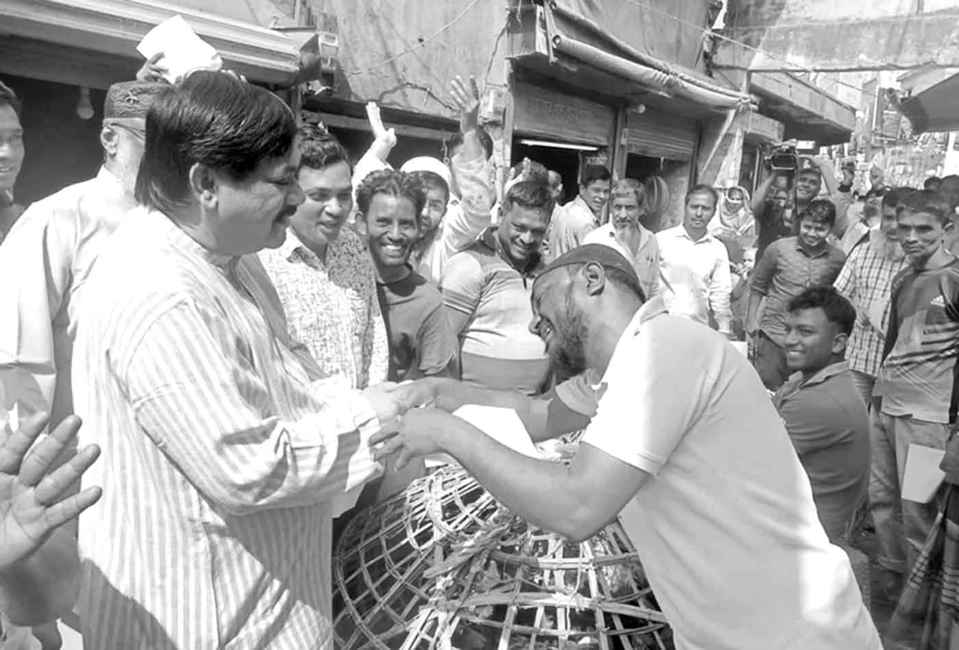 ভোট চেয়ে প্রচারণায় প্রার্থী ও কর্মীরা