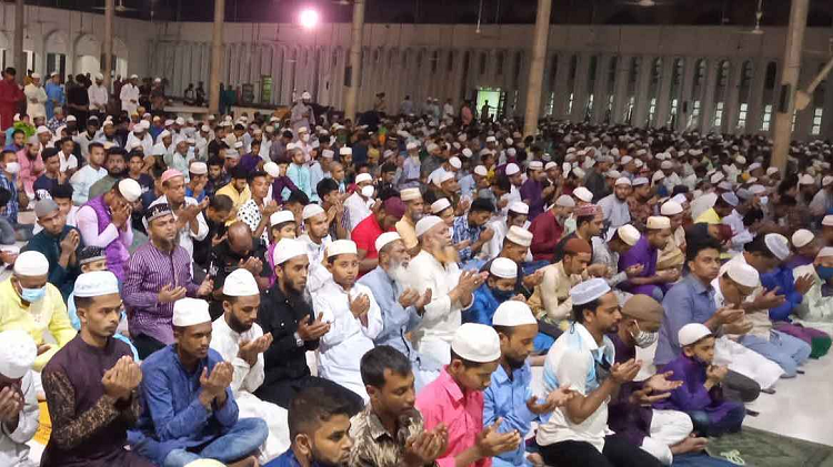 সারাদেশে মসজিদে মসজিদে মুসল্লিদের ঢল