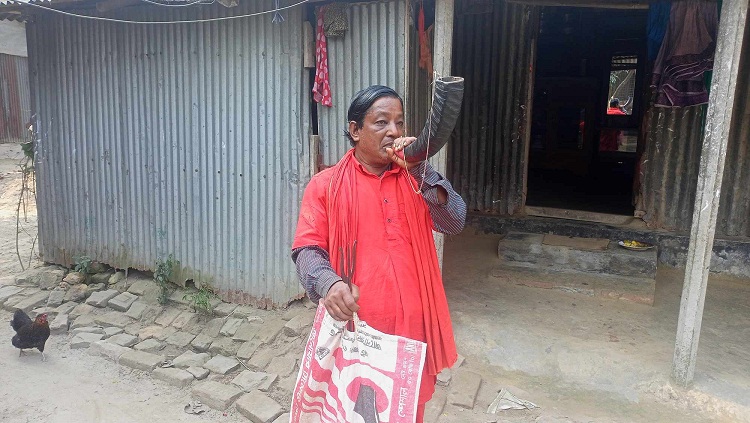হিরালির সংসার চলছে মন্ত্র আর শিঙায় ফুঁ দিয়ে   