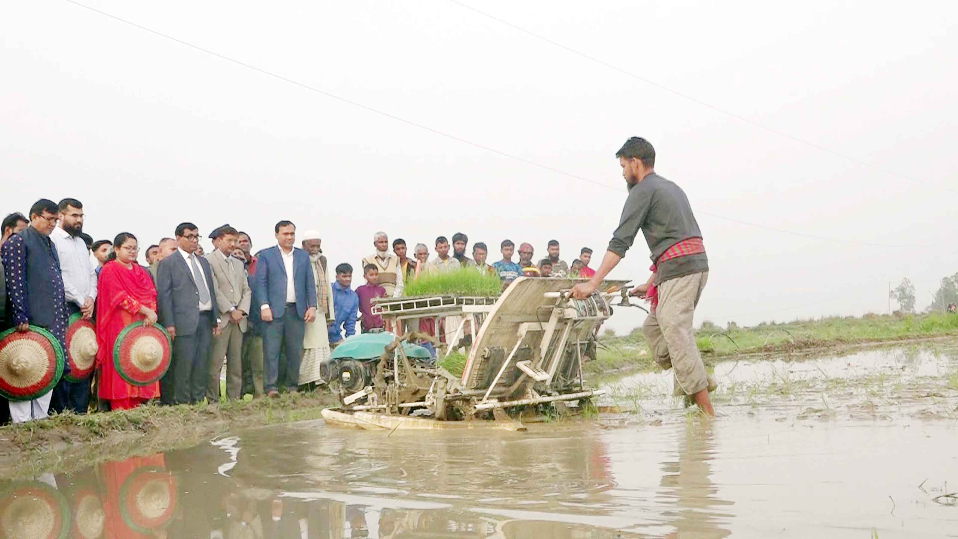 গুরুদাসপুরে চারা রোপণে রাইস ট্রান্সপস্নান্টারের ব্যবহার শুরু
