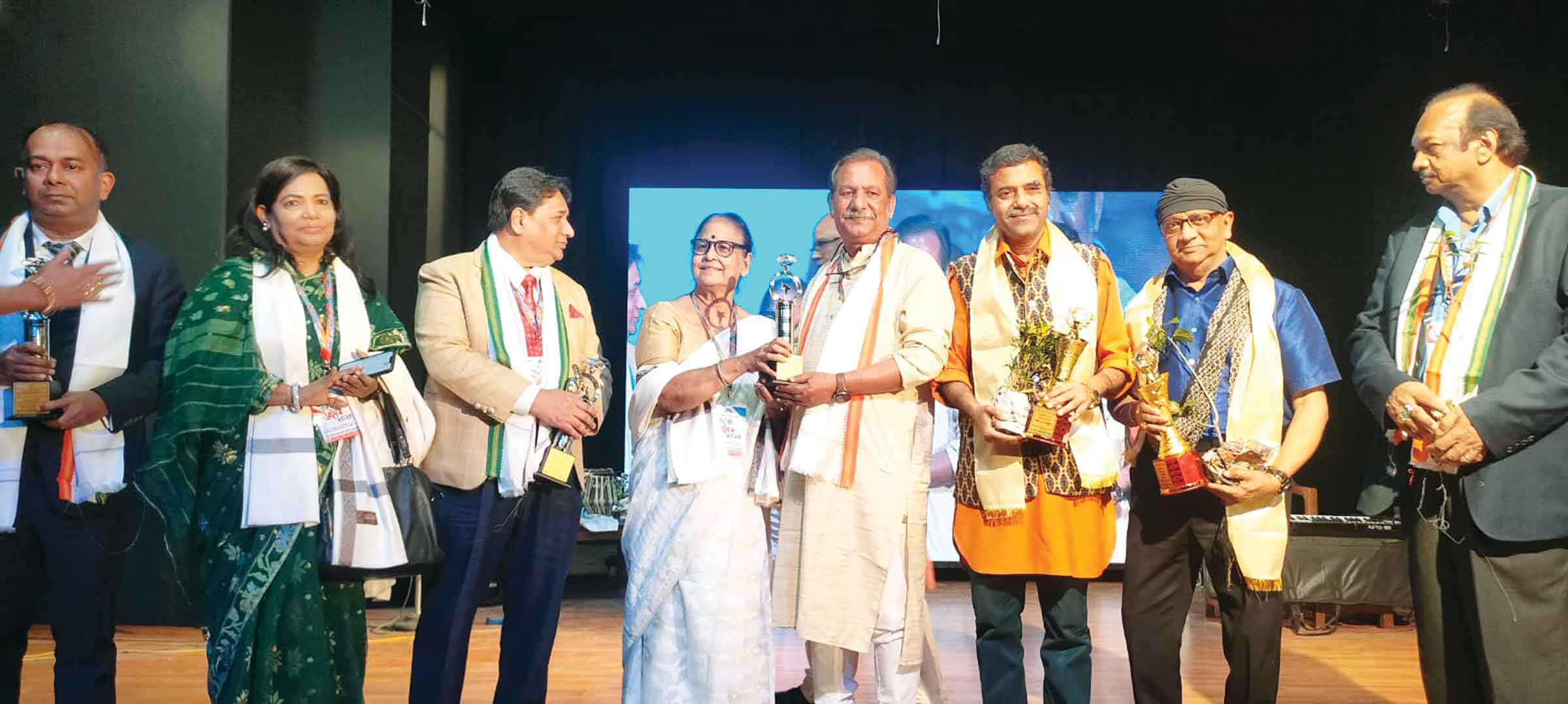 মহাত্মা গান্ধী আন্তর্জাতিক শান্তি পুরস্কার পেলেন বরেণ্য শিল্পী অধ্যাপক মোস্তাফিজুল হক