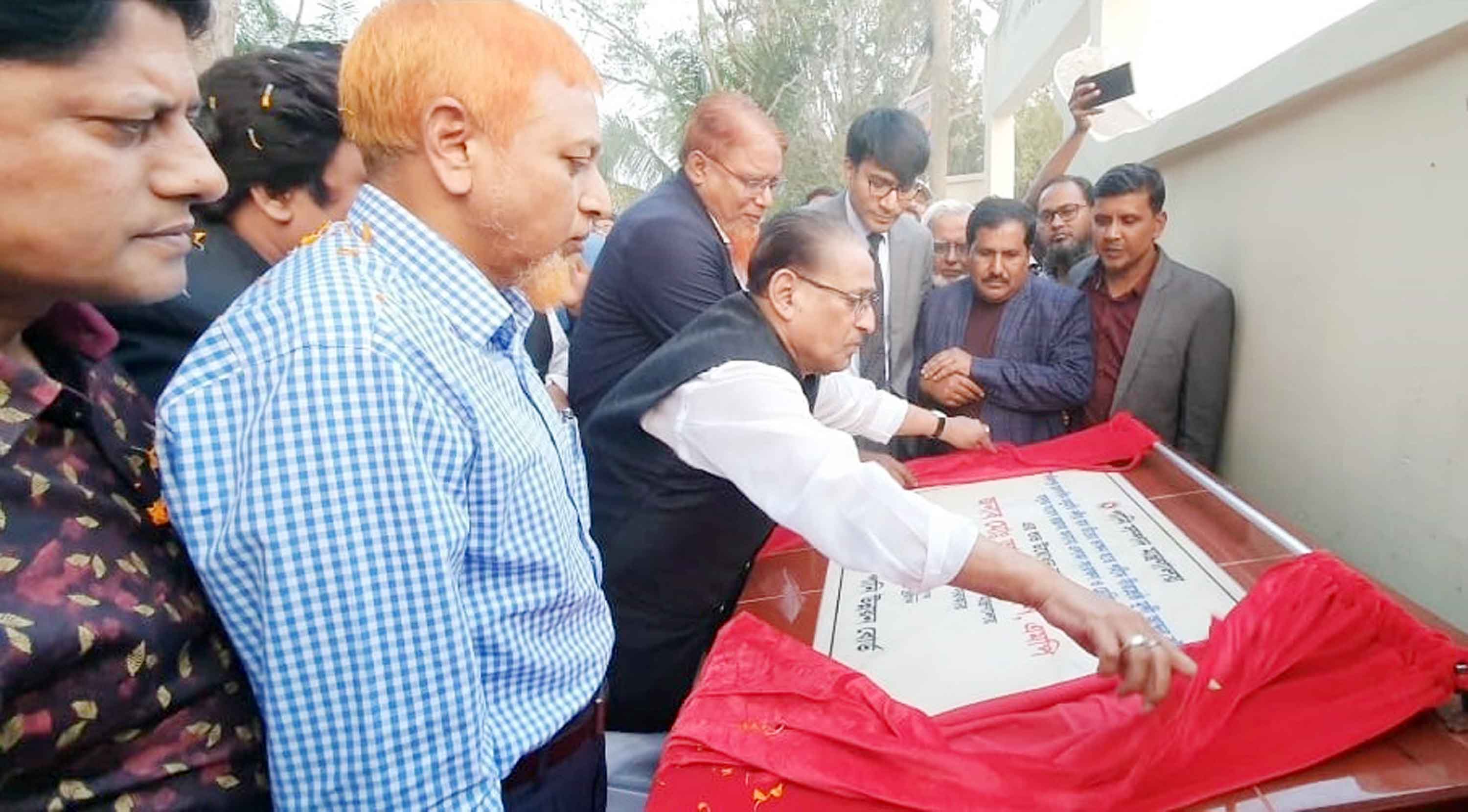 মধুমতীর ভাঙন রোধে বাঁধ নির্মাণ ও ড্রেজিংয়ের উদ্যোগ নেওয়া হয়েছে