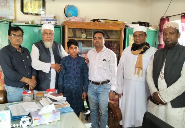 বাড়িতে মায়ের মরদেহ রেখে অশ্রুসিক্ত চোখে দাখিল পরীক্ষা দিল দিহান