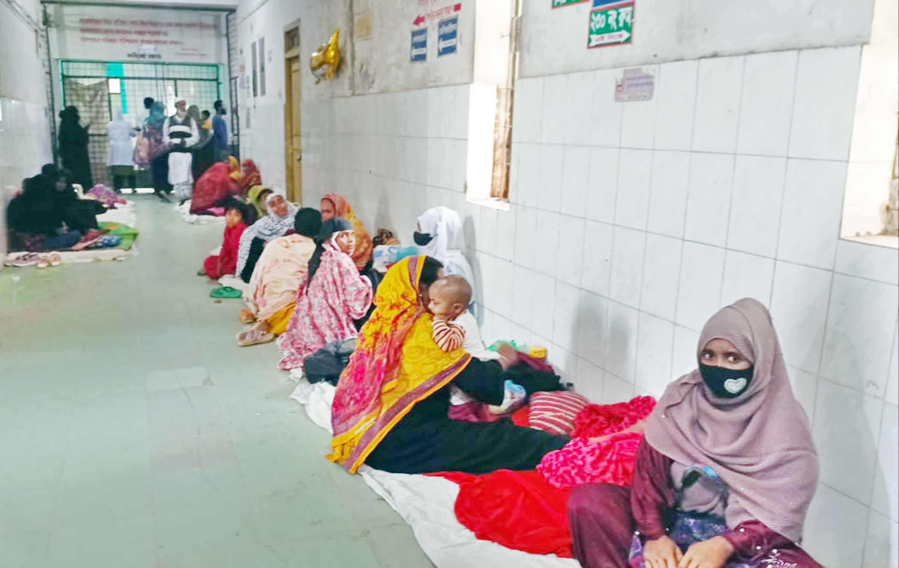 ওয়ার্ডে শয্যা নেই, নবজাতকসহ শিশুদের চিকিৎসা বারান্দায়