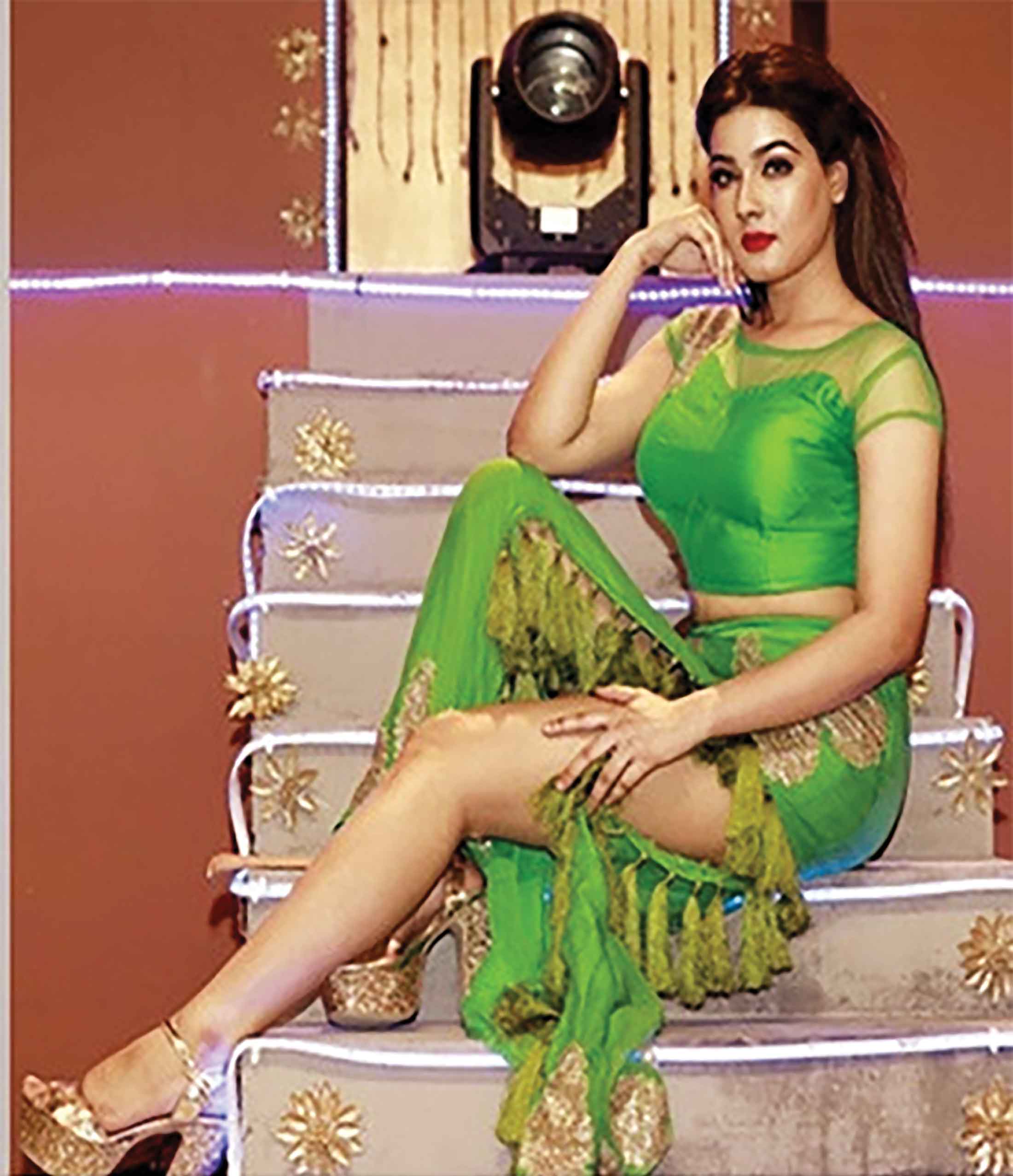 উত্থান-পতনের টানাপোড়েনে মাহী