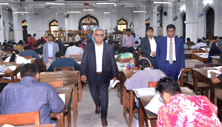 সুষ্ঠু ও শান্তিপূর্ণ পরিবেশে ঢাবির ‘বিজ্ঞান ইউনিট’-এর ভর্তি পরীক্ষা অনুষ্ঠিত 
