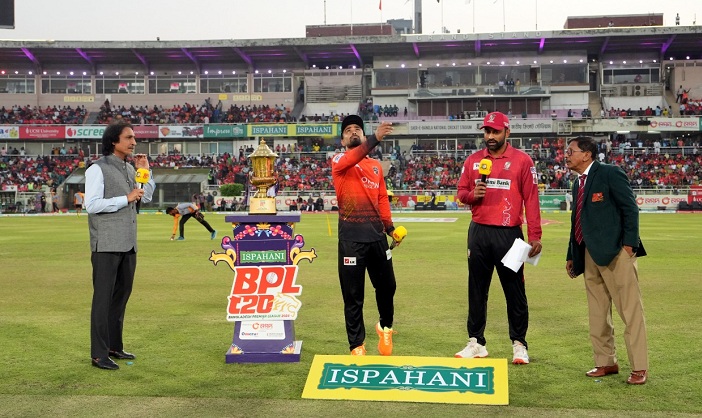 ফাইনালে টস জিতে কুমিল্লাকে ব্যাটিংয়ে পাঠাল বরিশাল
