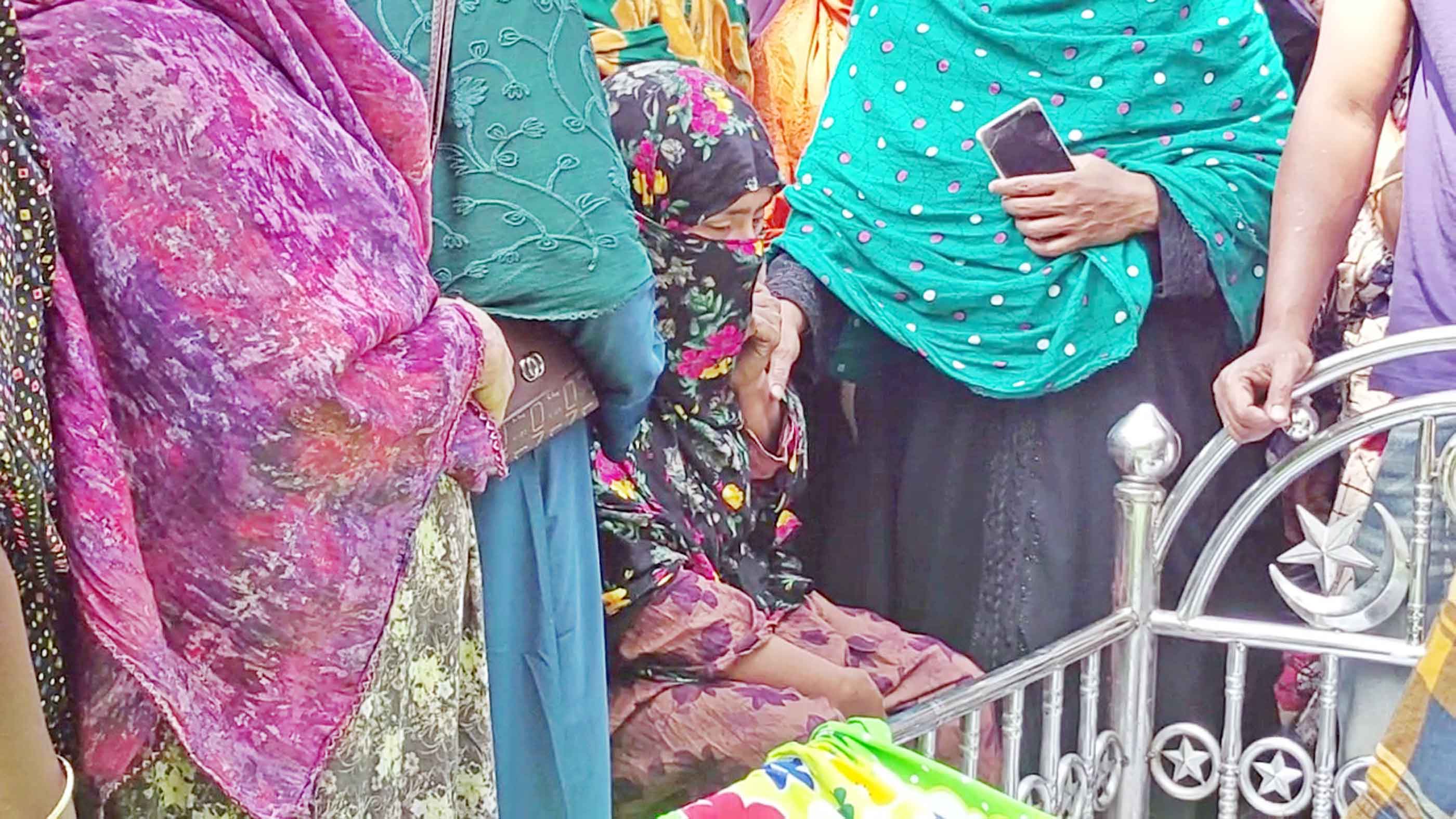 বাঁচার আকুতি জানিয়ে কথা বলতে বলতেই মারা যান রকি