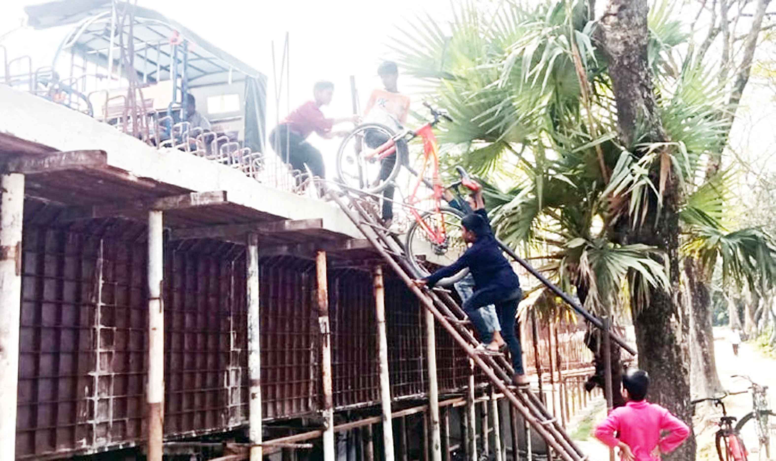 মই বেয়ে উঠতে হয় ৬৫ কোটি টাকার সেতুতে!