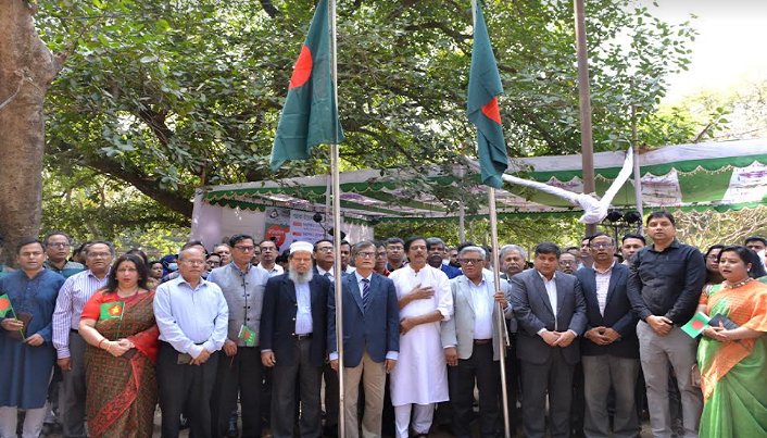 ঢাবিতে ঐতিহাসিক ‘পতাকা উত্তোলন দিবস’ উদযাপিত