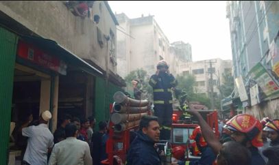 রাজধানীর গাউসুল আজম মার্কেটে আগুন, নিয়ন্ত্রণে ২ ইউনিট