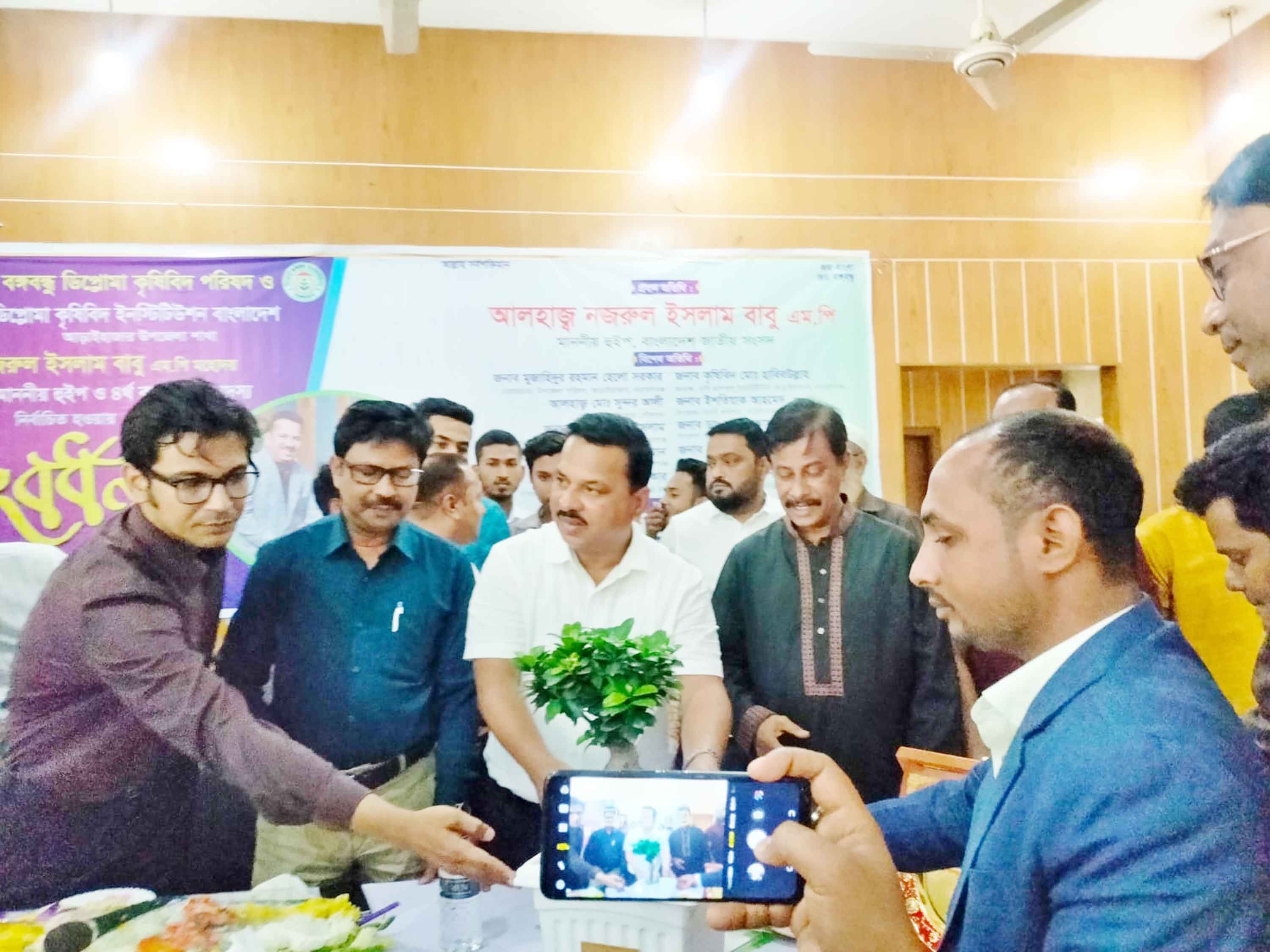 আড়াইহাজারে হুইপ নজরুল ইসলামকে সংবর্ধনা