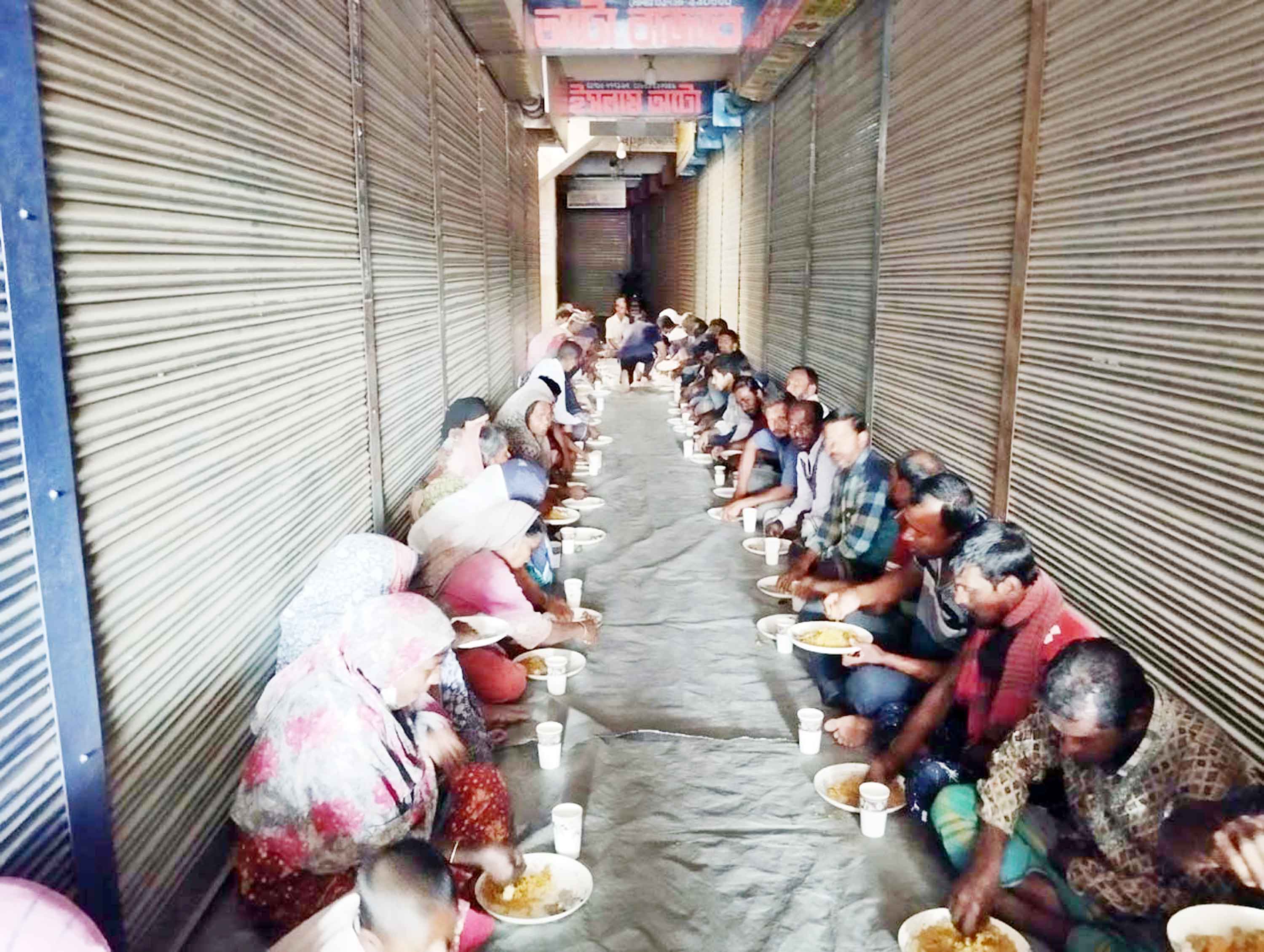 ক্ষুধার্ত মুখে হাসি ফোটায় 'ব্যাক বেঞ্চার মেজবান'