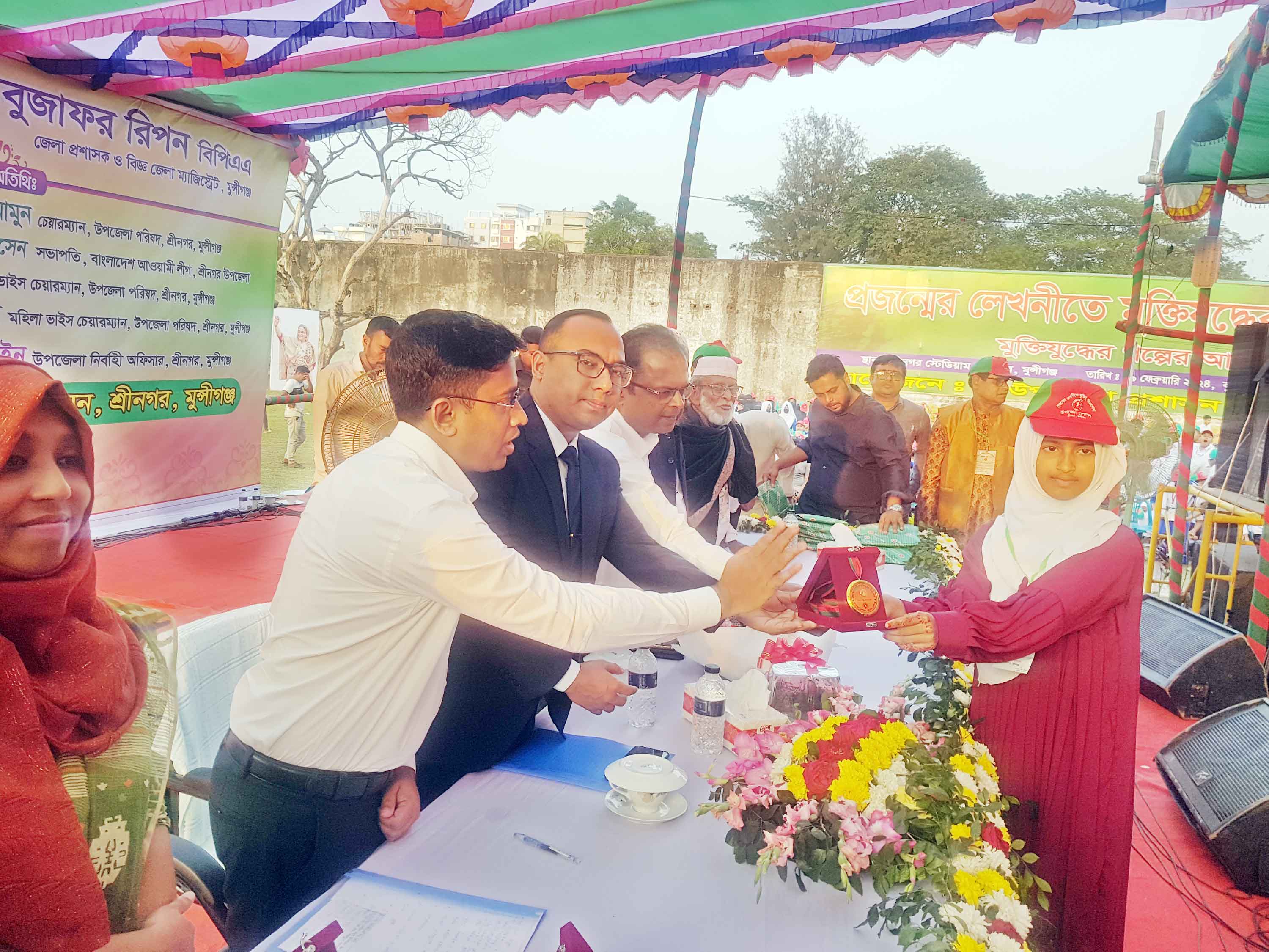 শ্রীনগরে মুক্তিযুদ্ধের বীরত্বগাথা গল্পের আসরে ১০ শিক্ষার্থীকে স্বর্ণপদক প্রদান