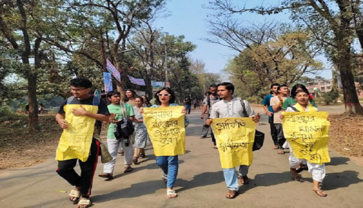 পাঁচ দফা দাবিতে জাবি শিক্ষার্থীদের বিক্ষোভ মিছিল