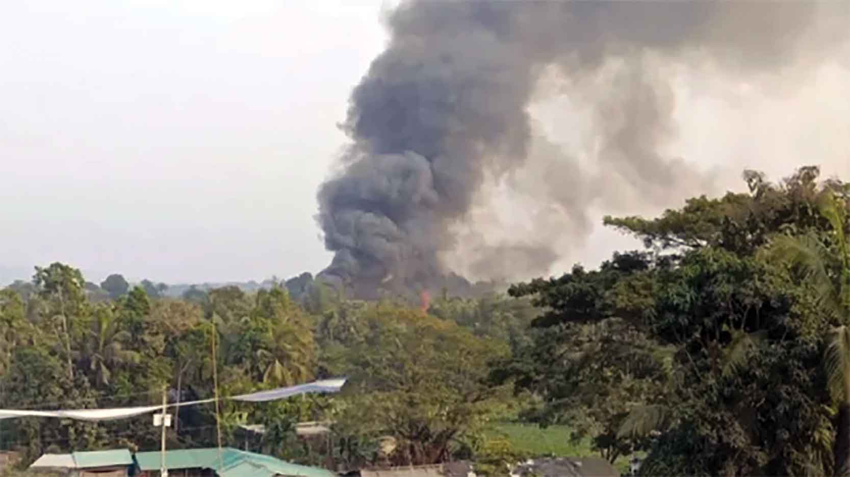টেকনাফ সীমান্তে রাতভর গোলার শব্দে আতঙ্ক