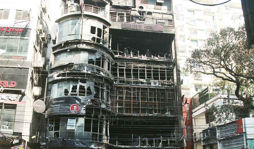 ঝুঁকিপূর্ণ রেস্তোরাঁয় অনিরাপদ ঢাকা