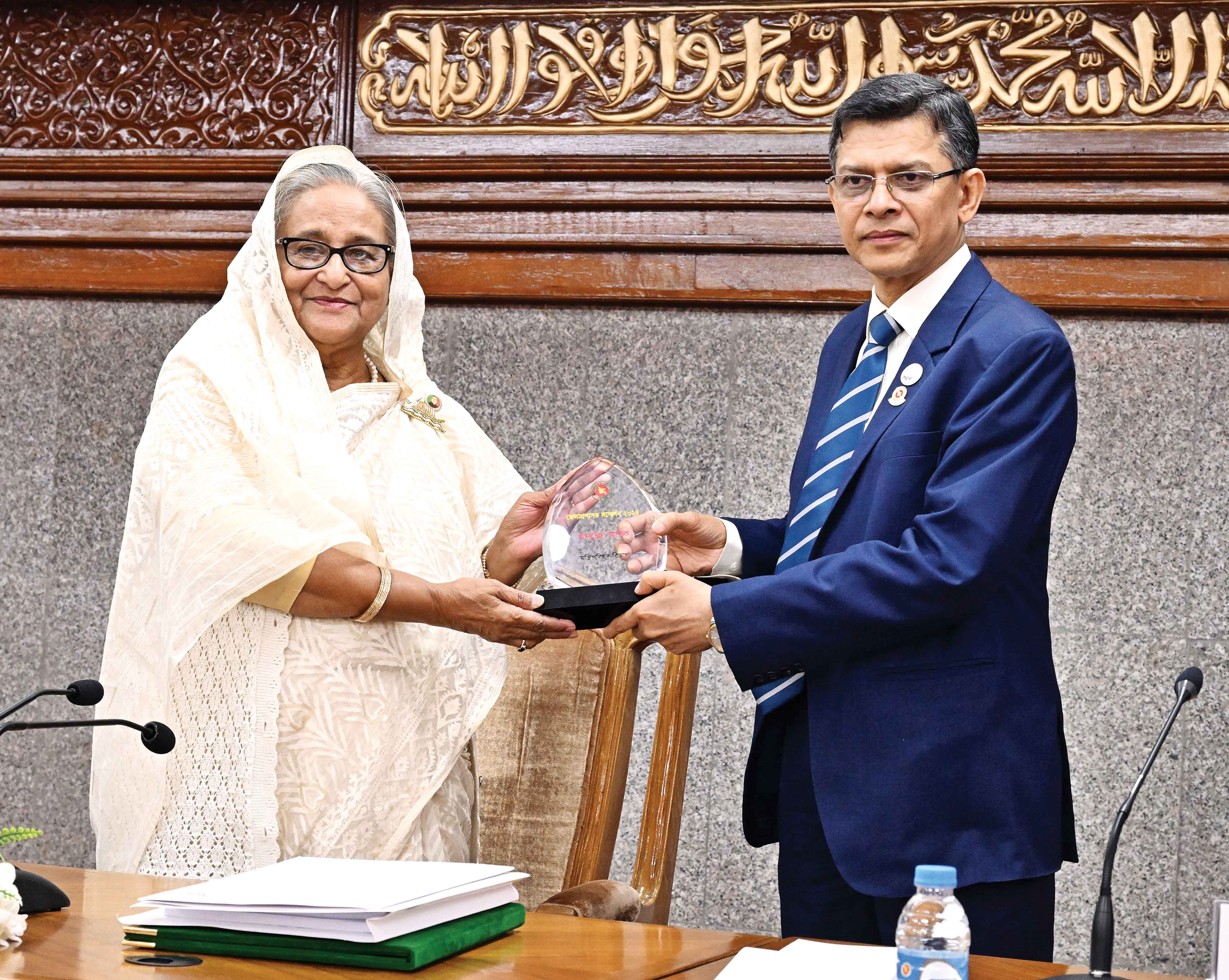 বাজার নিয়ন্ত্রণে আরও কঠোর হওয়ার নির্দেশ প্রধানমন্ত্রীর
