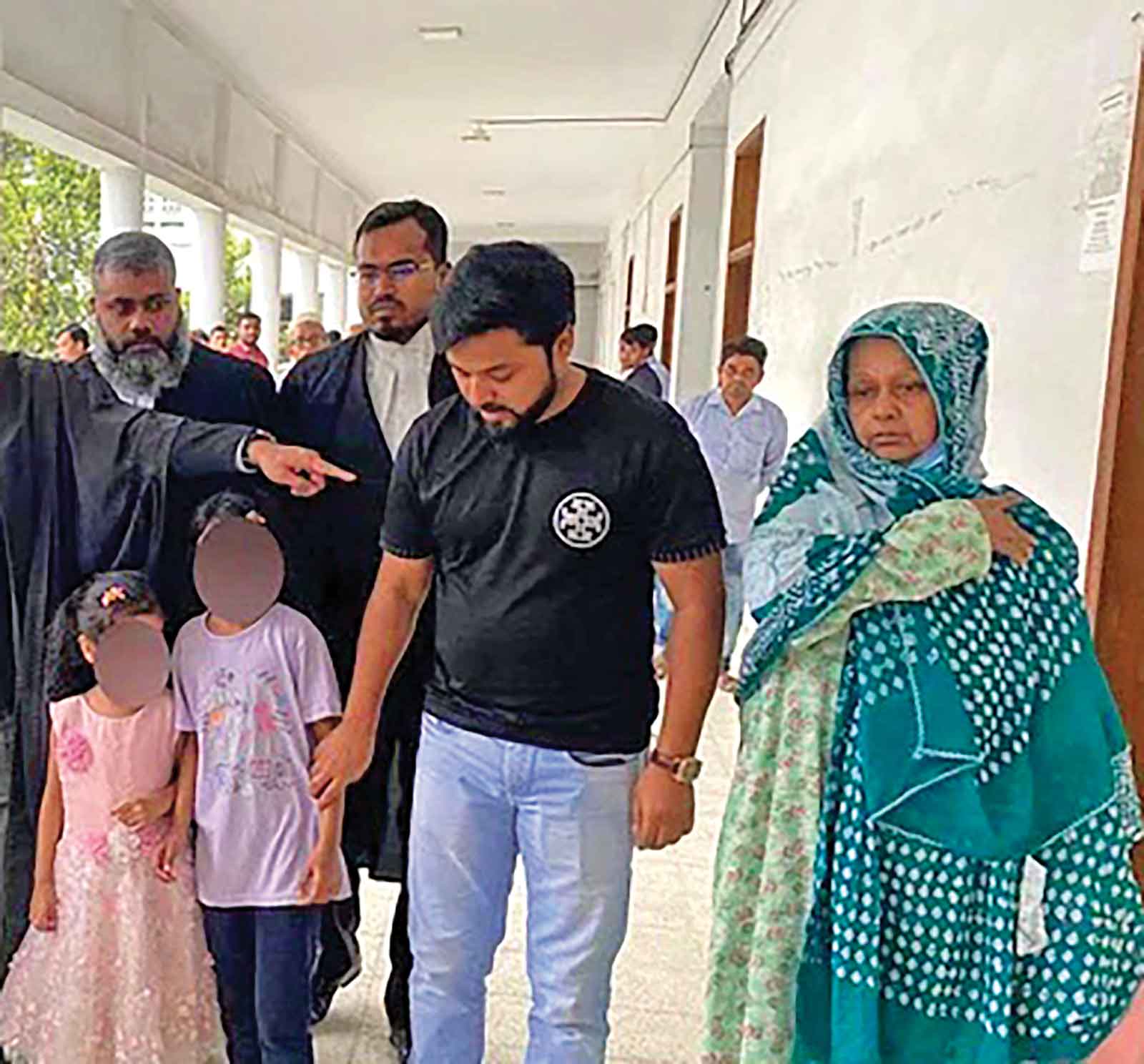 মায়ের জামিন আবেদন শুনানিতে দাদির সঙ্গে হাইকোর্টে দুই শিশু