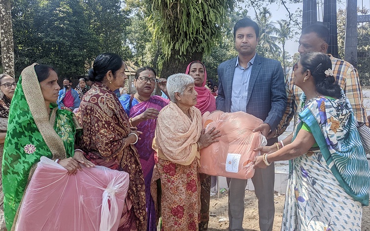 দুর্গাপুরে হতদরিদ্র মানুষের মাঝে কম্বল বিতরণ