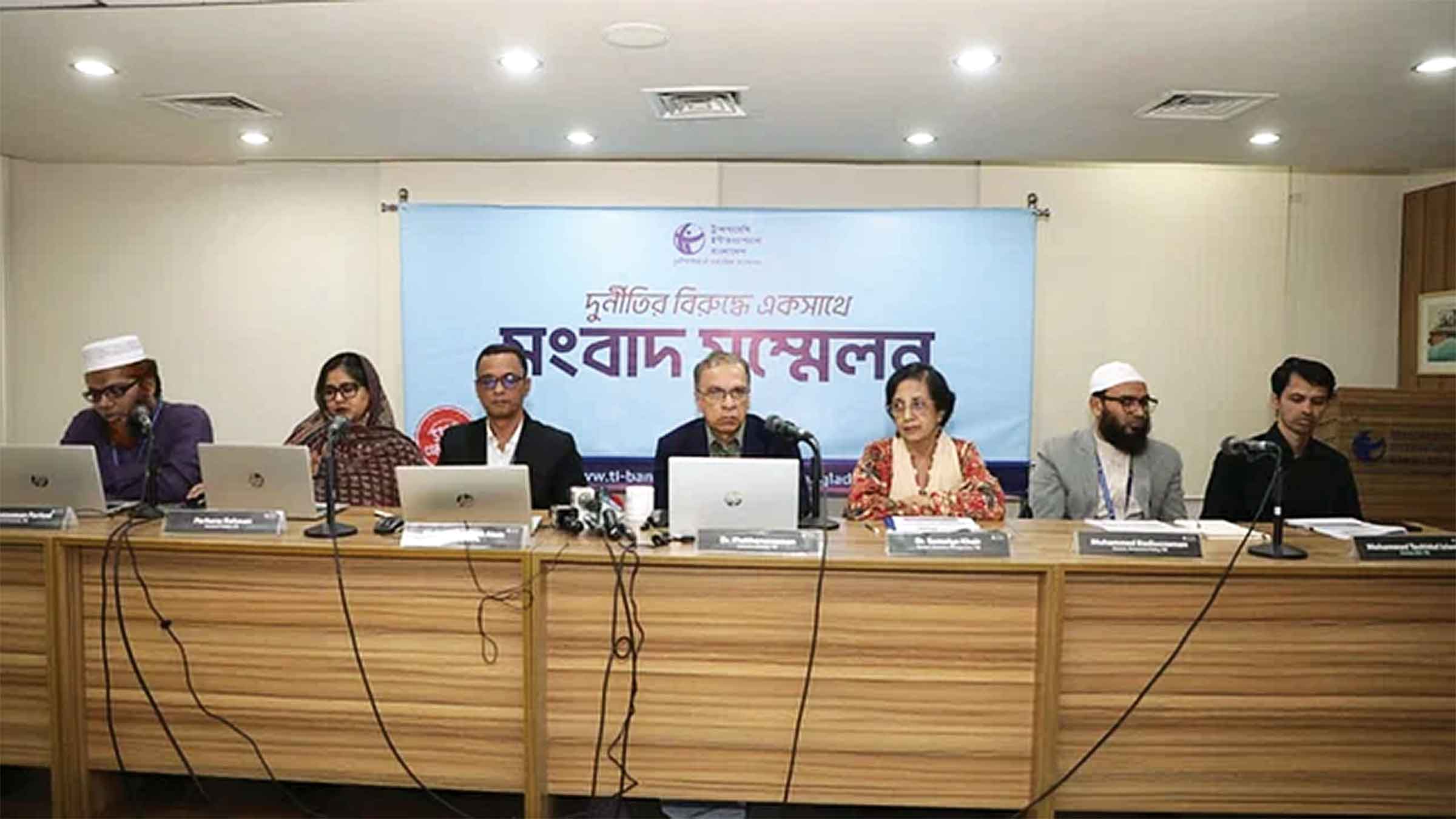 বাস থেকে বছরে ১০৫৯ কোটি টাকা চাঁদা আদায়