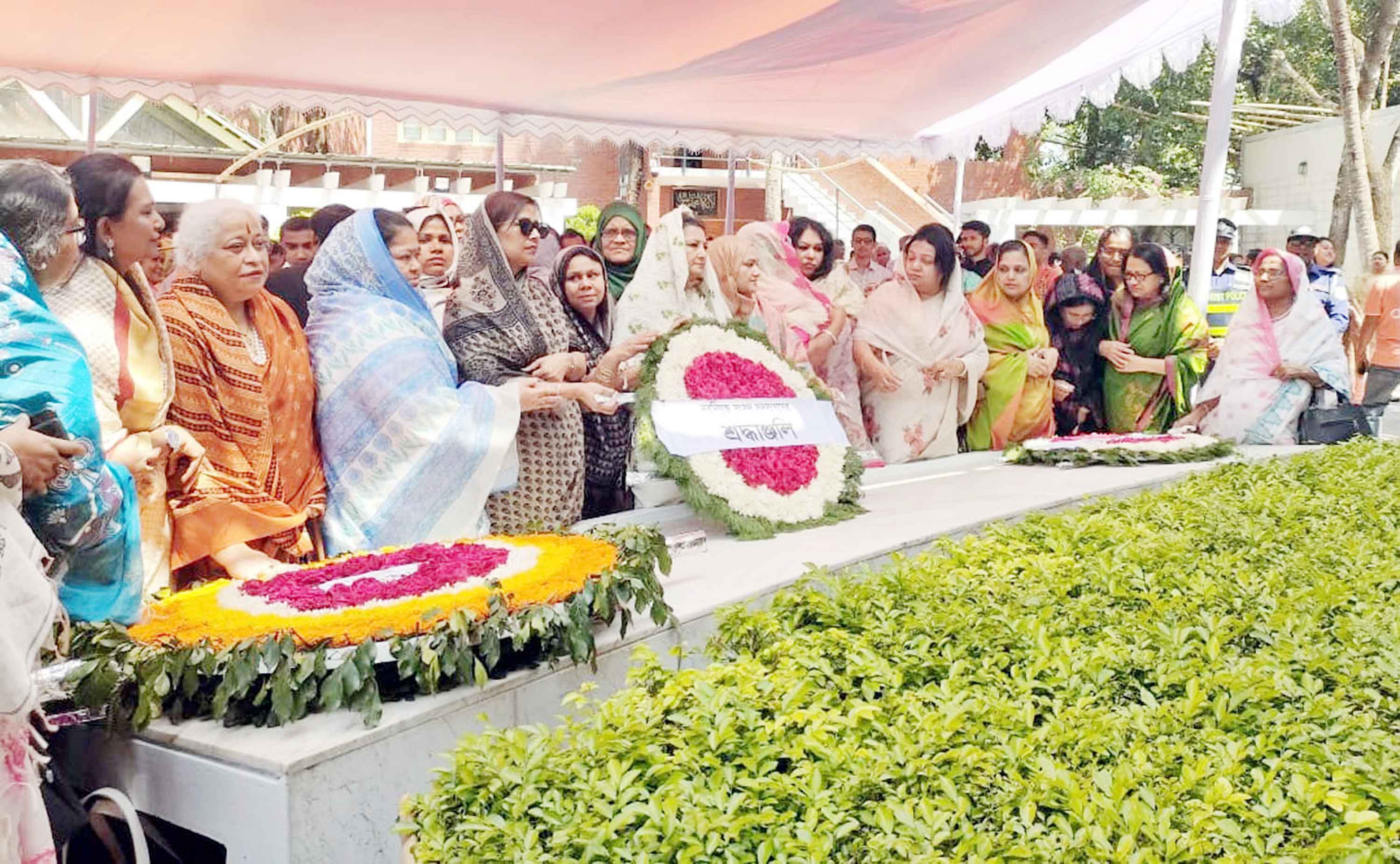 বঙ্গবন্ধুর সমাধিতে ৫ প্রতিমন্ত্রী, হুইপ ও সংরক্ষিত মহিলা এমপিদের শ্রদ্ধা