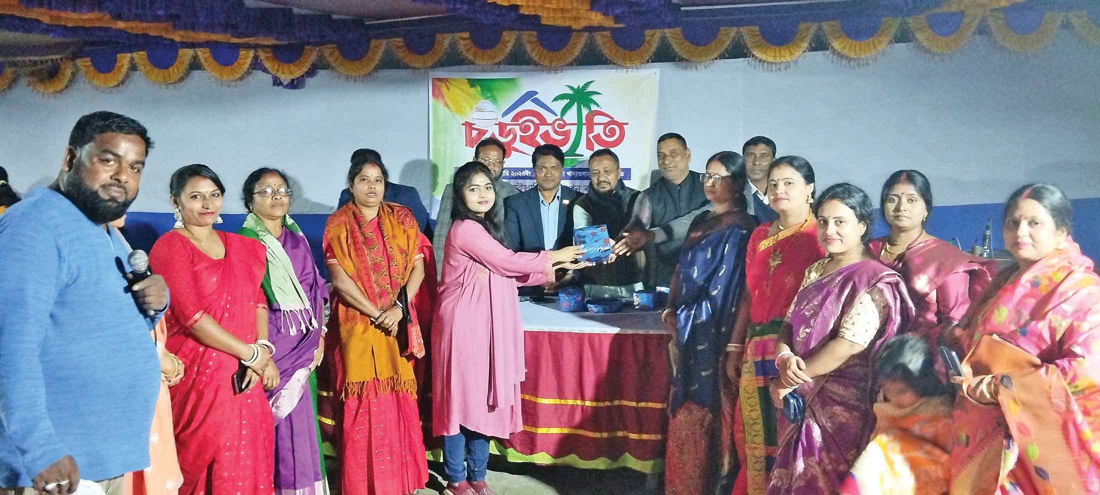 পূর্বধলায় বন্ধুদের চড়ুইভাতি