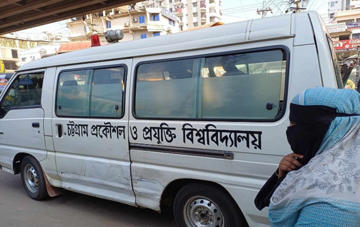 চুয়েটের এ্যাম্বুলেন্স দিয়ে চলছে যাত্রী পরিবহন 