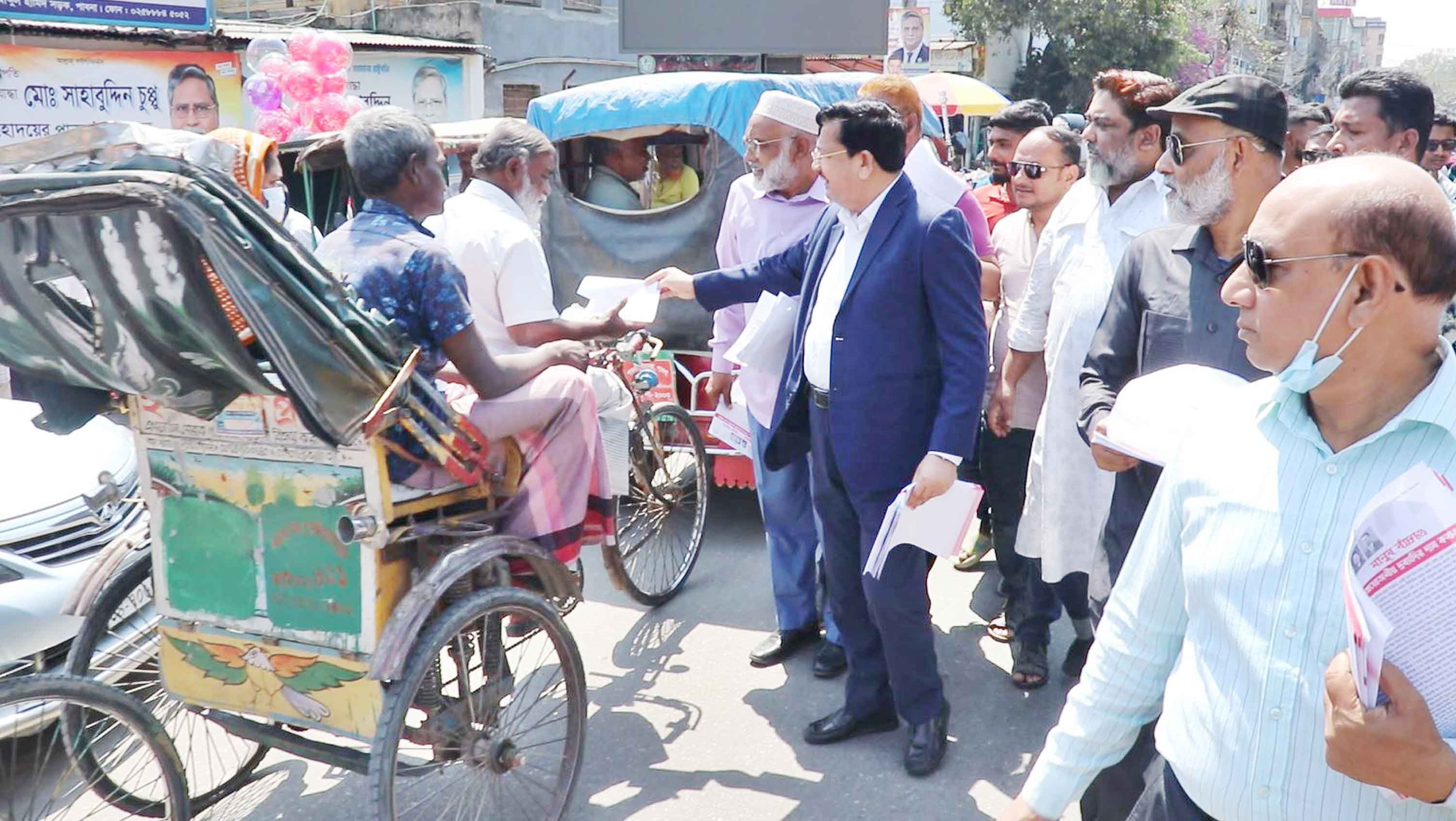 নিত্যপণ্যের মূল্যবৃদ্ধির প্রতিবাদে পাবনায় বিএনপির লিফলেট বিতরণ