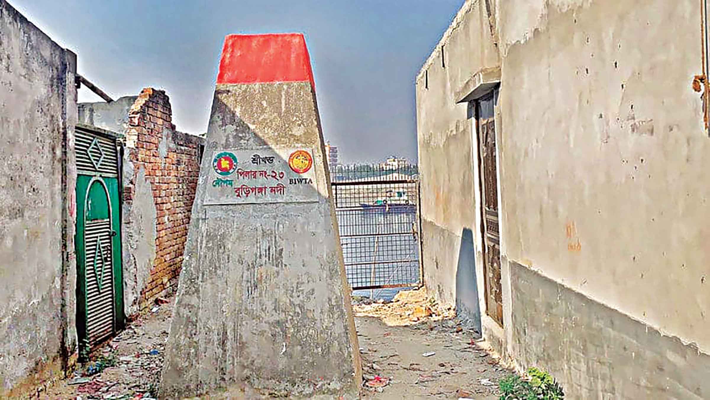 ঢাকার 'শ্বাসনালি' বুড়িগঙ্গাকে গিলে খাচ্ছে অবৈধ স্থাপনা
