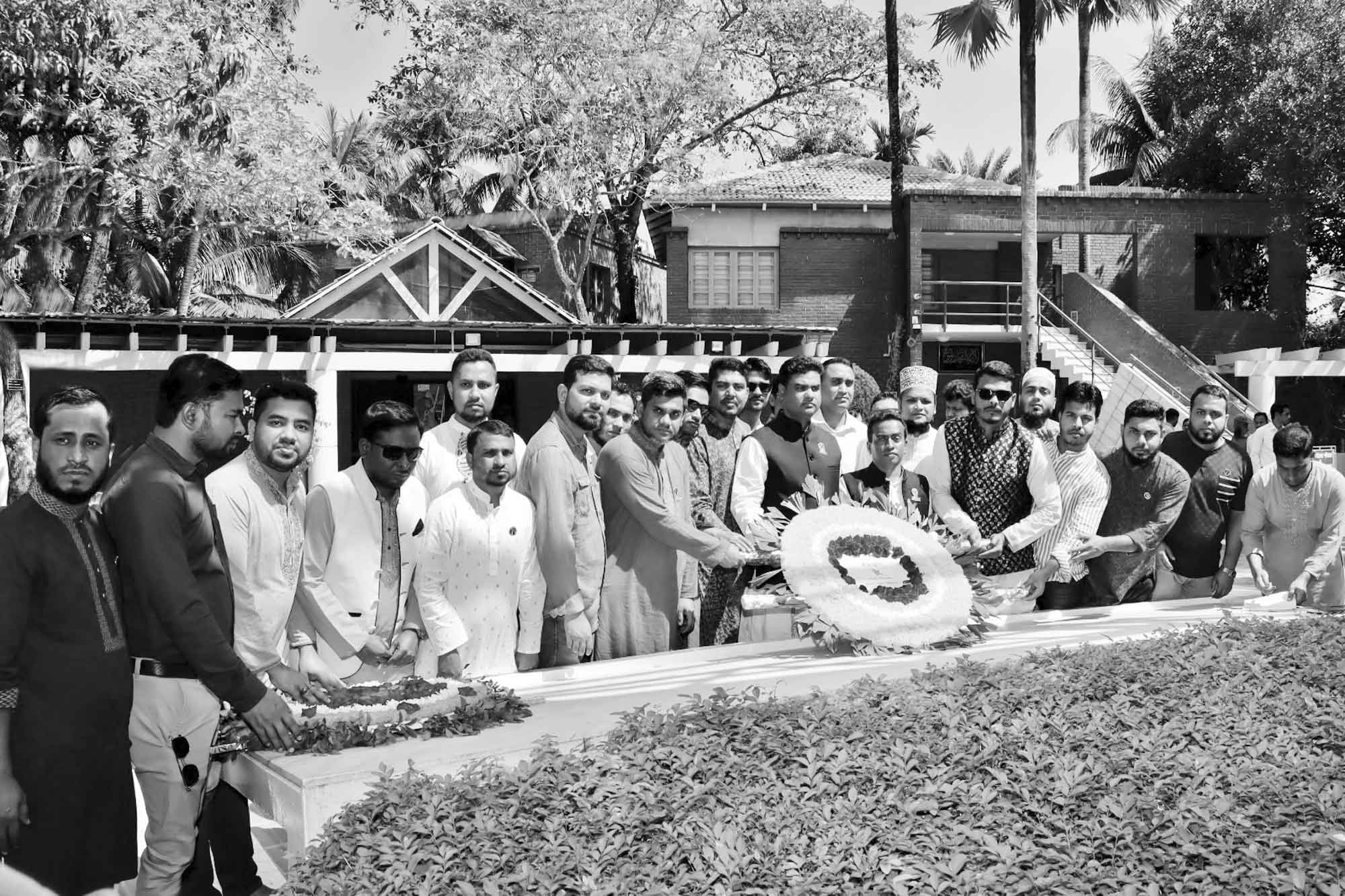 জাতির পিতার সমাধিতে বঙ্গবন্ধু ফাউন্ডেশন ইসলামি আরবি বিশ্ববিদ্যালয় শাখার শ্রদ্ধা নিবেদন