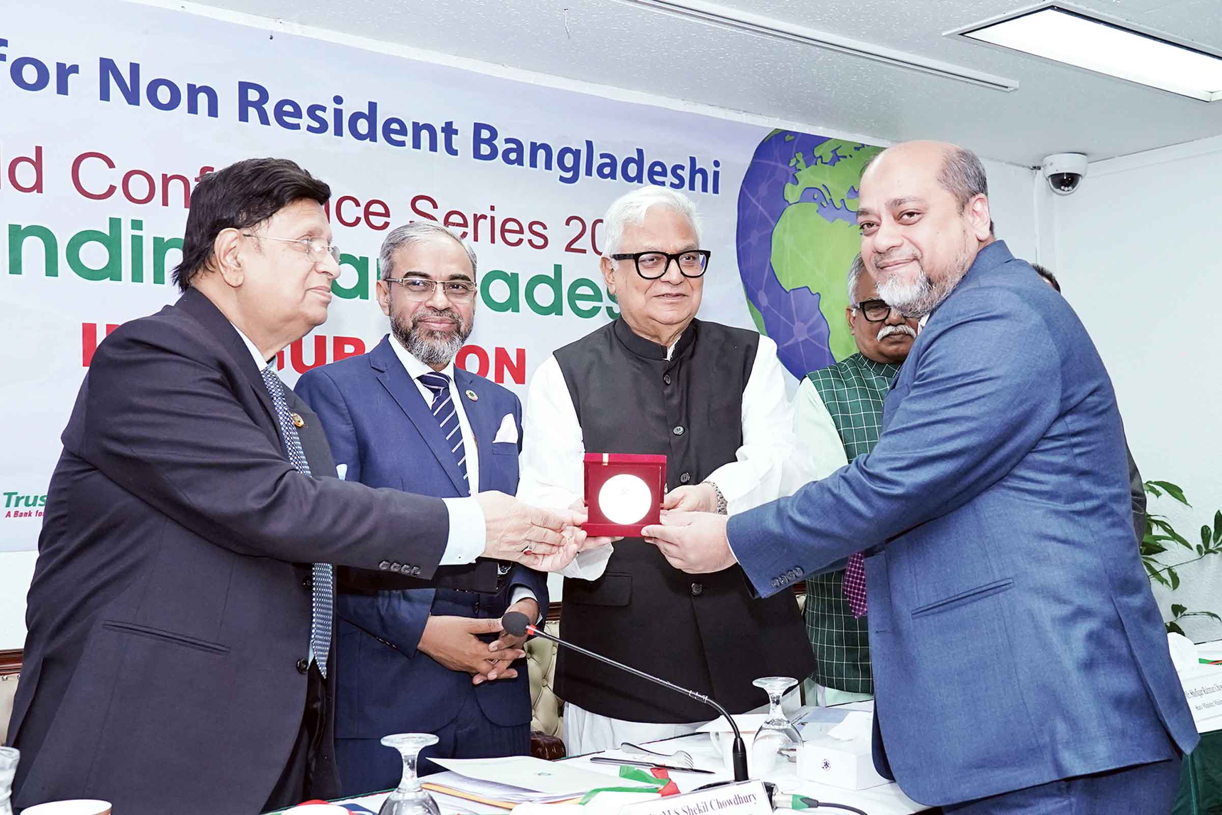 পূবালী ব্যাংকের রেমিট্যান্স পদক অর্জন