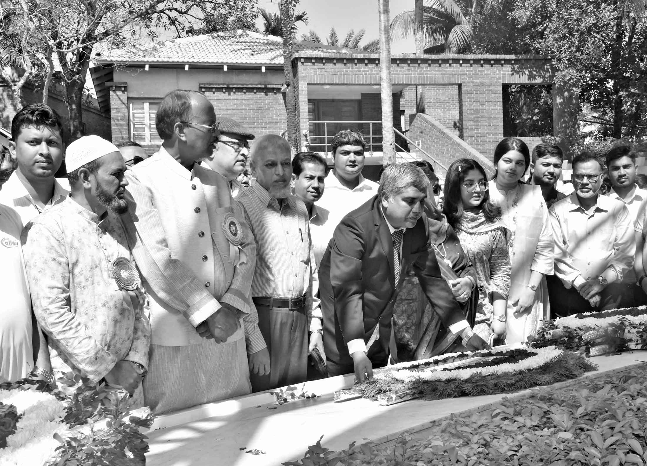 বঙ্গবন্ধুর সমাধীতে পাউবি মহাপরিচালকের শ্রদ্ধা