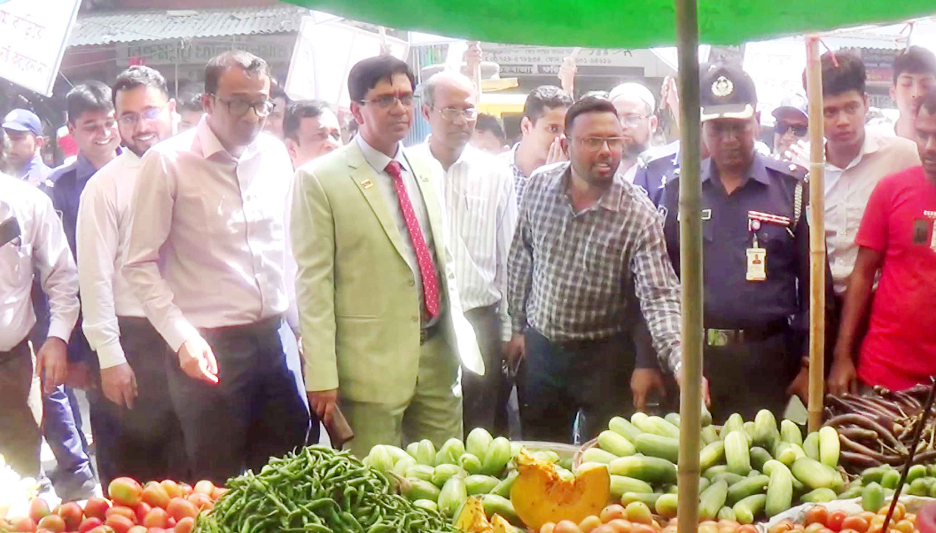 ফুটপাত দখলমুক্ত করতে ভ্রাম্যমাণ আদালতের অভিযান