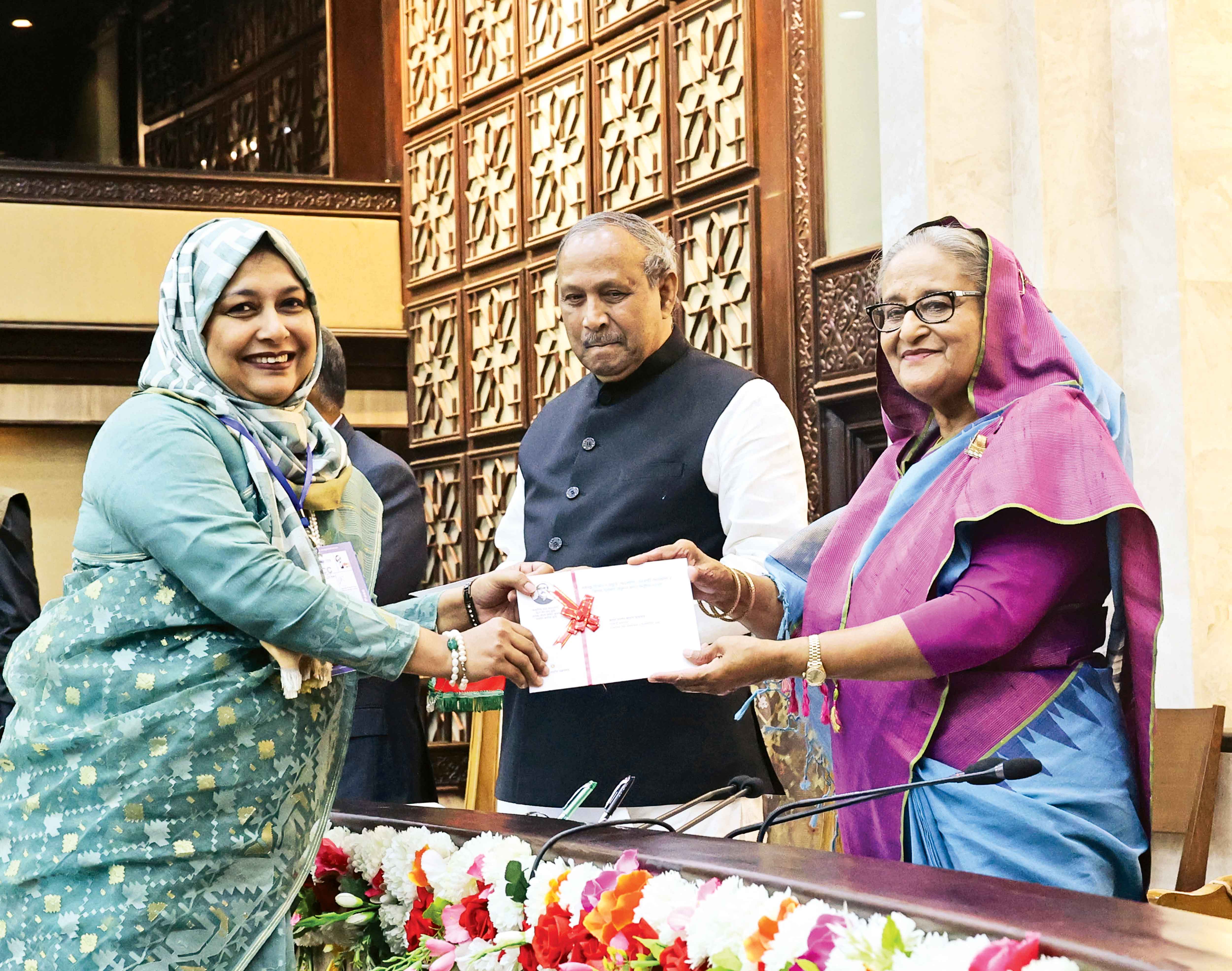 প্রাইভেট প্র্যাকটিস কমিয়ে গবেষণায় মনোযোগ দিন