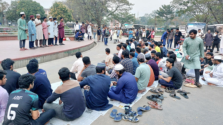 নিষেধাজ্ঞার প্রতিবাদে বিভিন্ন বিশ্ববিদ্যালয়ে গণ ইফতার 
