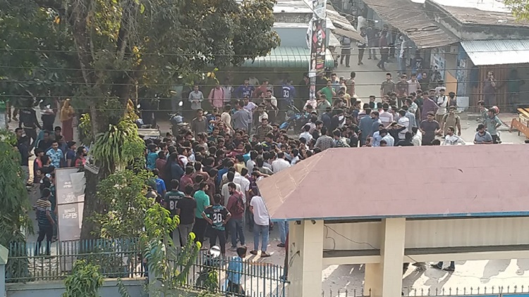 দফায় দফায় বাকৃবিতে ছাত্রলীগের দুই গ্রুপের সংঘর্ষ, আহত ৮