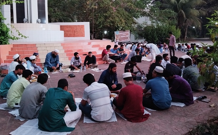গণ ইফতার করে নোবিপ্রবি শিক্ষার্থীদের নিরব প্রতিবাদ