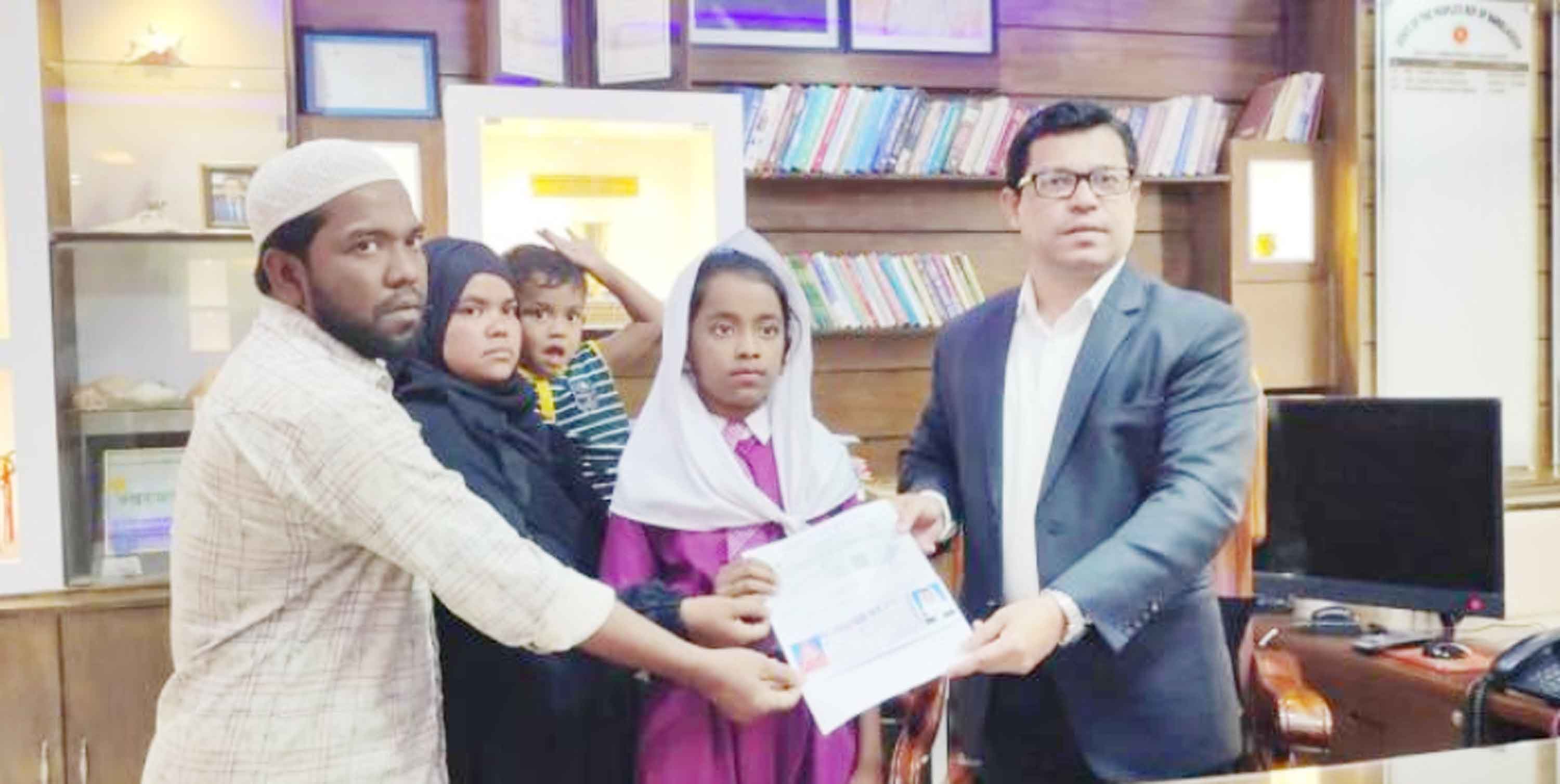 সৈকতে 'গান গাওয়া' শিশু জান্নাতের পাশে প্রধানমন্ত্রী