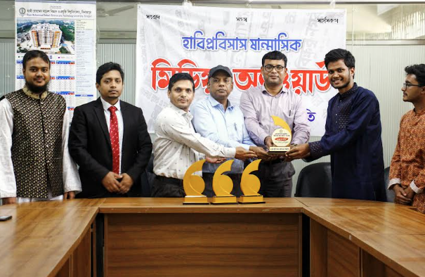 টানা দ্বিতীয়বারের মতো হাবিপ্রবিসাস সেরা সংগঠক যায়যায়দিনের ফাহিমুল্লাহ্ 