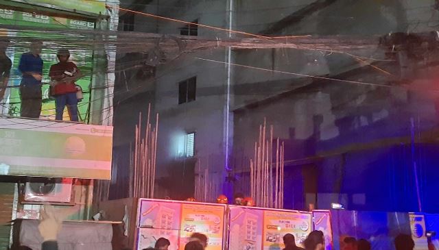হাতিরপুলে ভবনে আগুন, ছাদ থেকে উদ্ধার ৪ জন