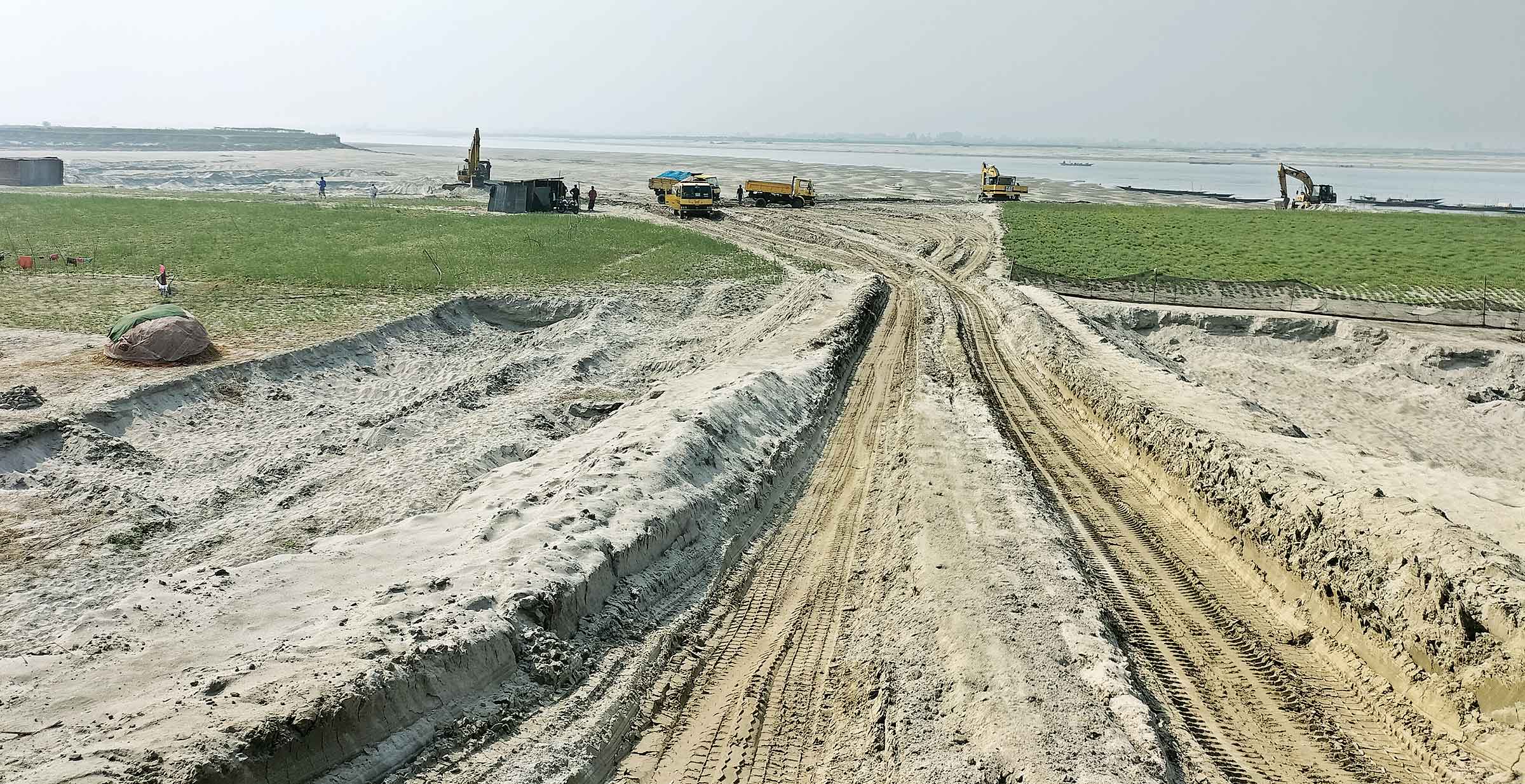 ভূঞাপুরে নদীতে বাঁধ দিয়ে চর কাটার মহোৎসব